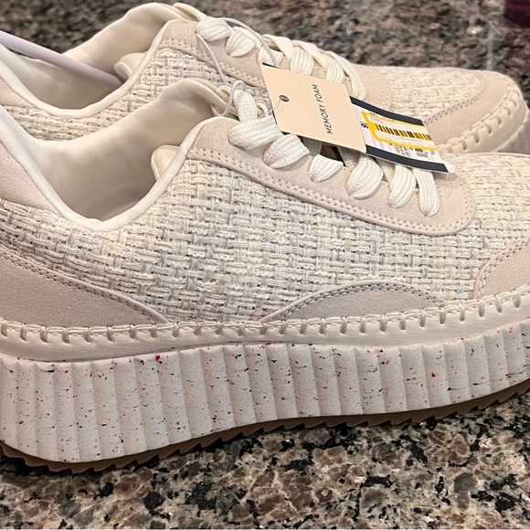 Universal Thread Cream Athletic Shoe NWT - Picture 2 of 6